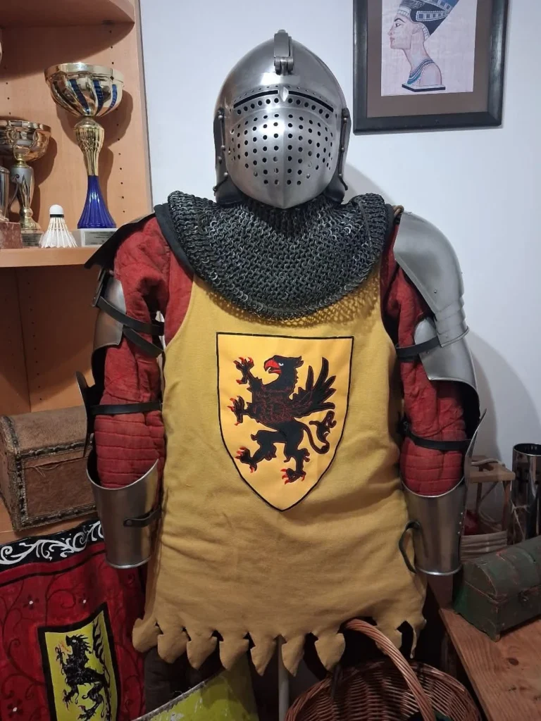 Haftowane godło na stroju stylizowanym na średniowieczną