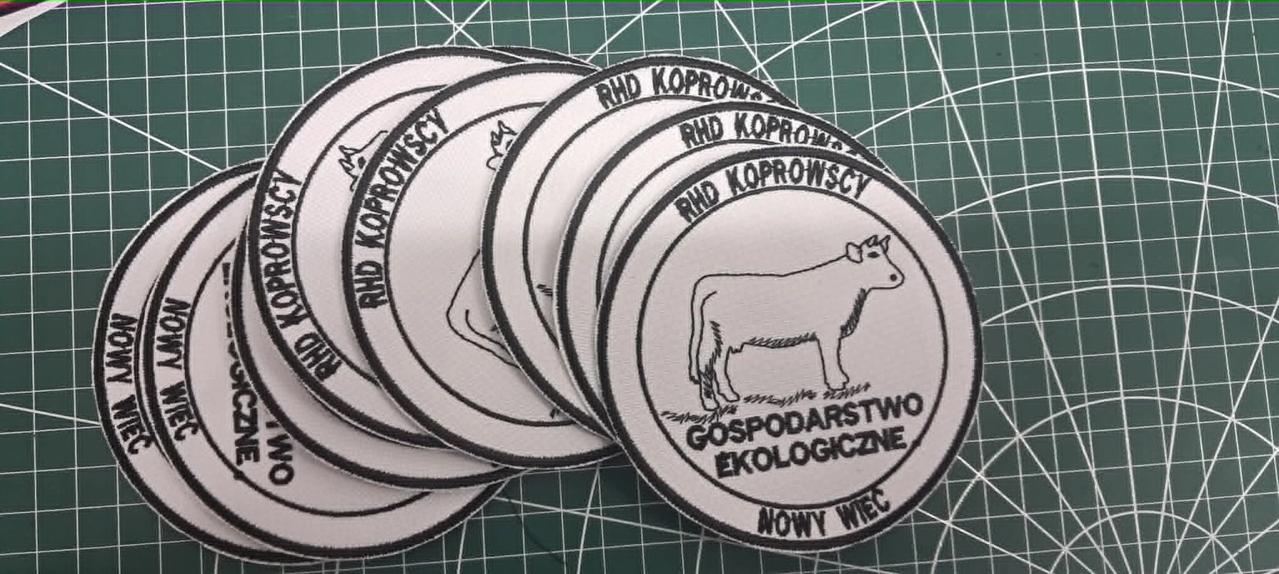 Haftowane logo firmy na odzieży pracowników