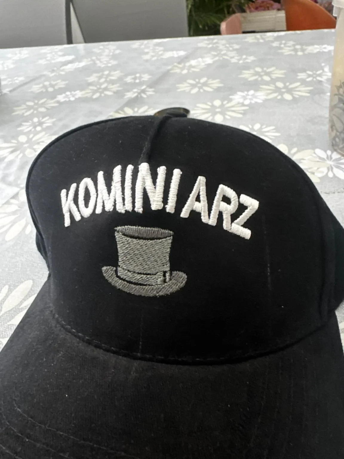 Czarna czapka z białym haftowanym napisem Kominiarz