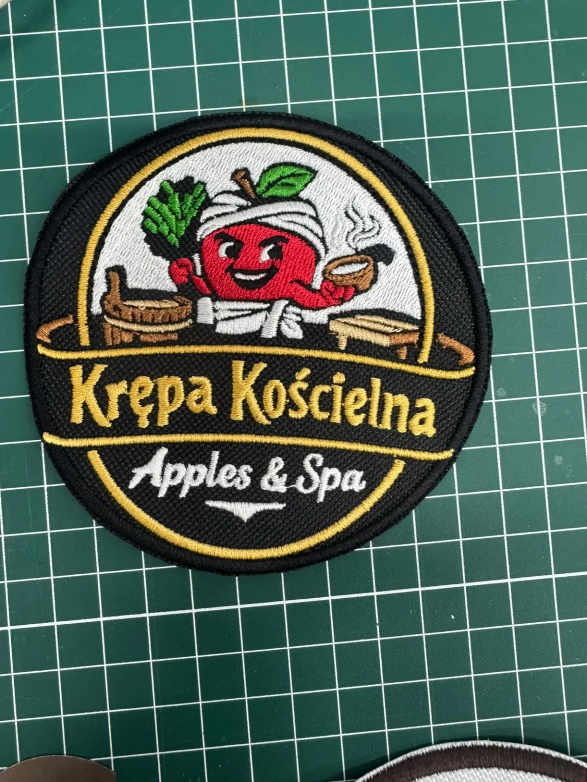 Okrągła naszywka haftowana Kępa Kościelna Apples & Spa