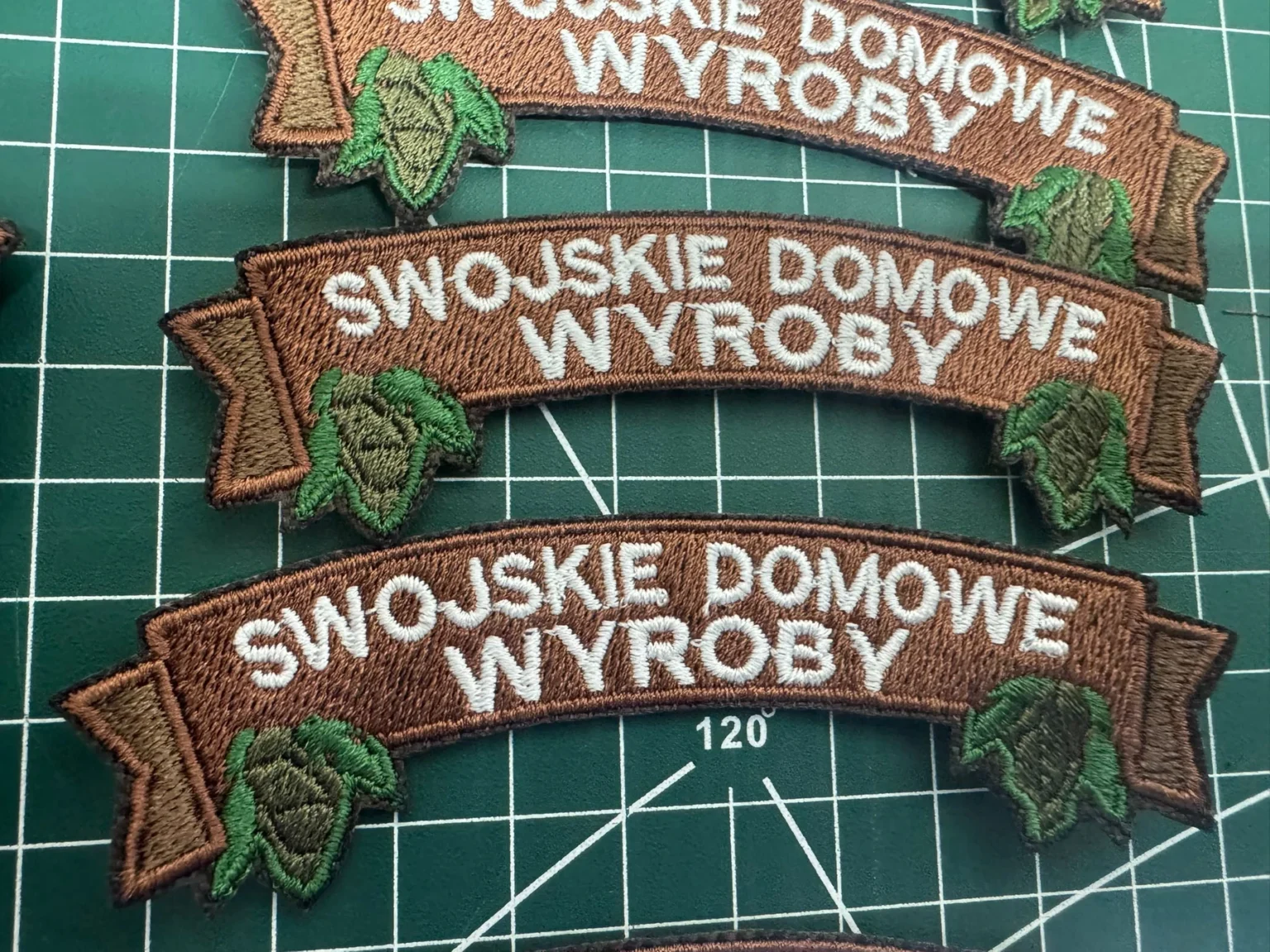 Naszywki haftowane Swojskie Domowe Wyroby z motywem kiełbasy
