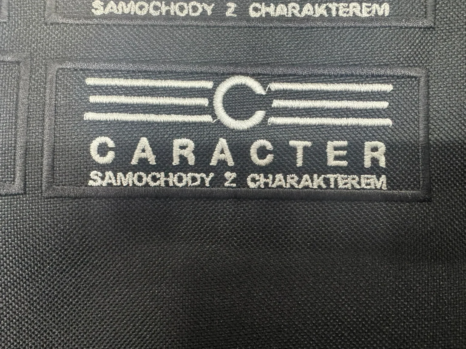 Czarna naszywka haftowana Caracter Samochody z Charakterem