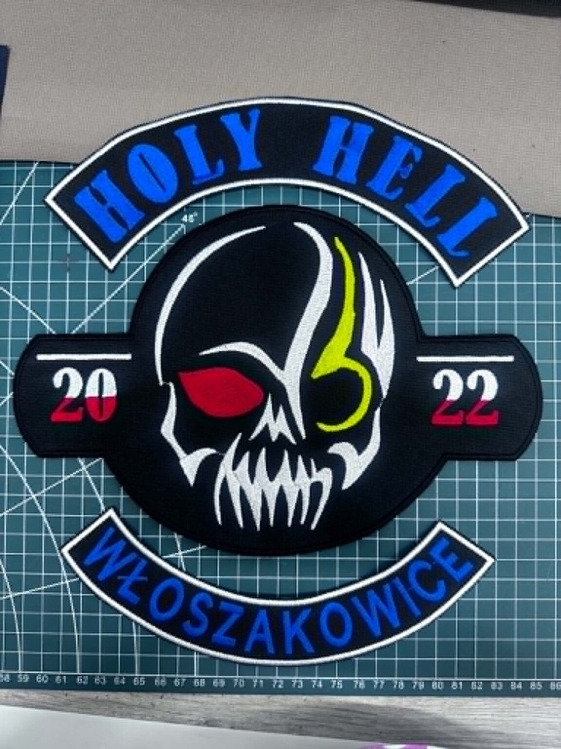 Naszywka Holy Hell Włoszakowice z haftowanym motywem czaszki